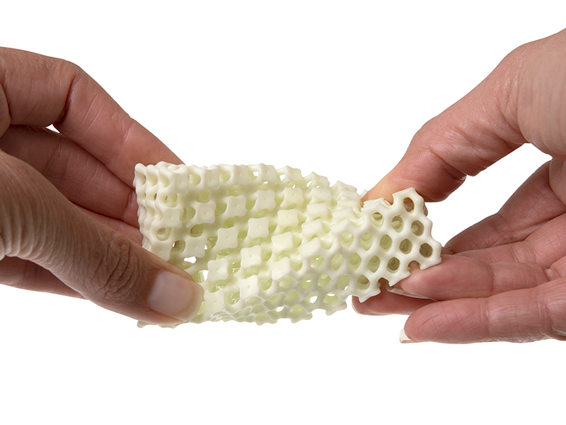 Eine Gitterstruktur, die mit dem weißen xFLEX475-Harz 3D-gedruckt wurde